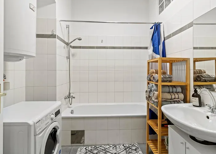 Spacious 2br Near U3 Metro Apartment *