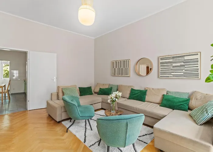 Spacious 2br Near U3 Metro *
