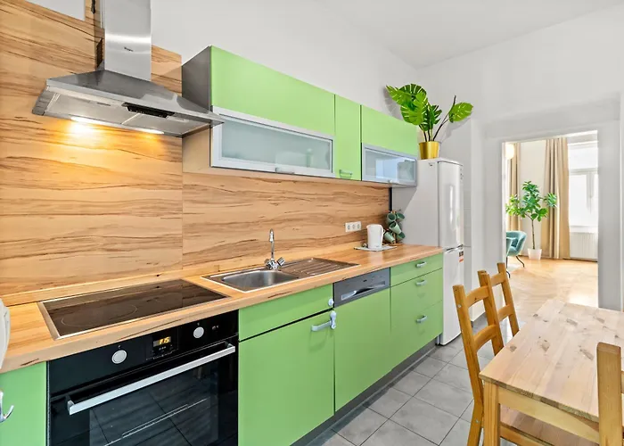 Spacious 2br Near U3 Metro Apartment *